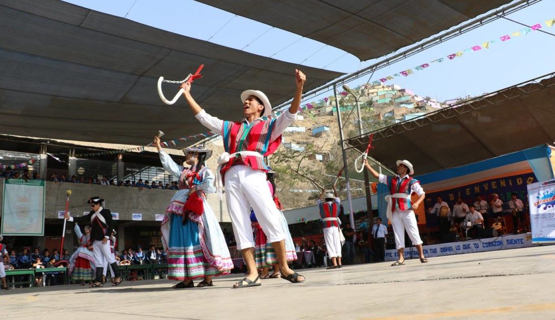 Se solicita estudiantes de los últimos ciclo