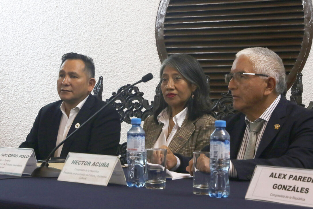 ENSF JOSÉ MARÍA ARGUEDAS EN CONTRA DE RECORTE PRESUPUESTAL 